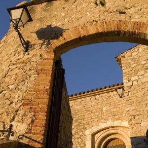 Portal d'entrada al Castell de Subirats i al Santuari de la Font Santa