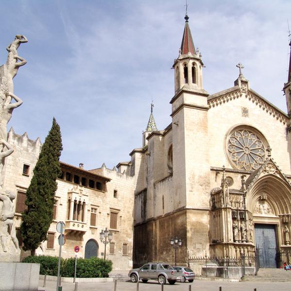 Plaça Jaume I amb la Basílica de Santa Maria al fons