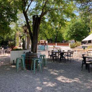 Jardín del bar de vinos y cava de Rovellats