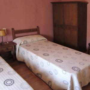 El Planot twin-bedded room