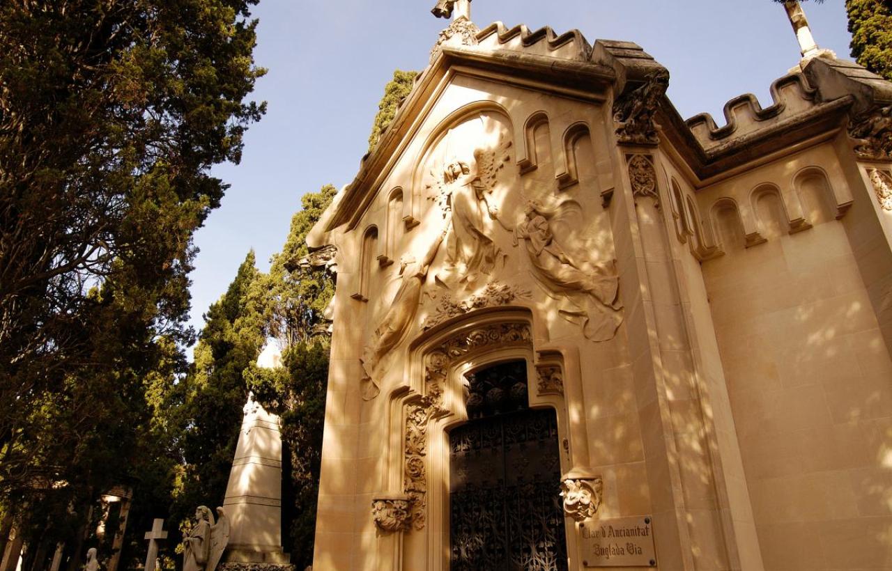Cementiri de Vilafranca. Museoleu obre de Santiago Güell Cementiri de Vilafranca. Museoleu obre de Santiago Güell